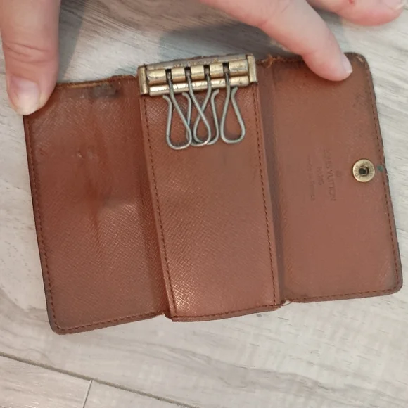 LOUIS VUITTON 4 Key Holder in Monogram Canvas - Picture 5 of 10